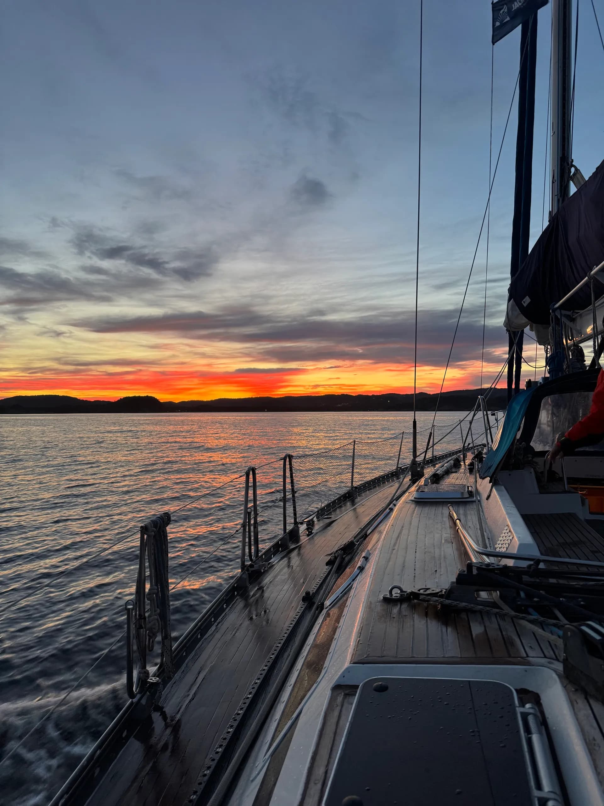 Norské pobřeží a západ slunce ve 23:15